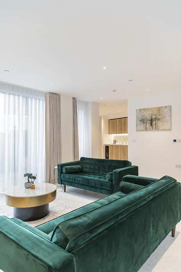 Luxury Spacious Flat With Communal Gardens And Parking London