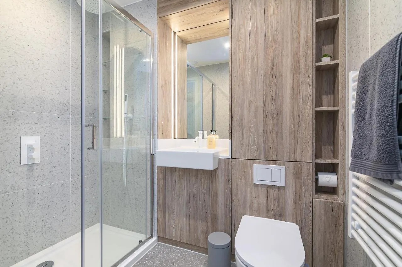 Luxury Spacious Flat With Communal Gardens And Parking London 0*,