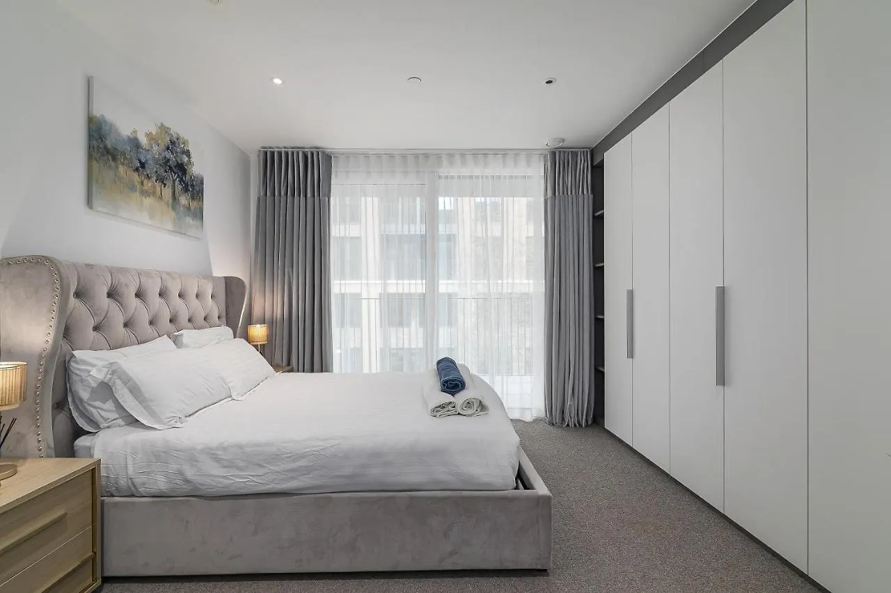 Luxury Spacious Flat With Communal Gardens And Parking London